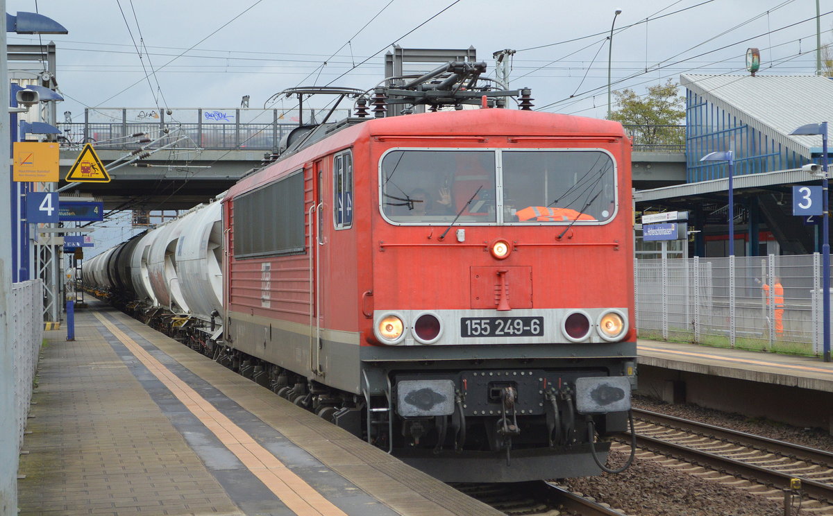 MEG - Mitteldeutsche Eisenbahn GmbH, Schkopau mit  712  [NVR-Nummer: 91 80 6155 249-6 D-MEG] und Zementstaubzug (leer) aus Rostock Richtung Industrieübergabe Berlin Nordost am 05.11.19 Durchfahrt Bf. Berlin-Hohenschönhausen. Grüße an den Tf. an diesem trüben Tag.