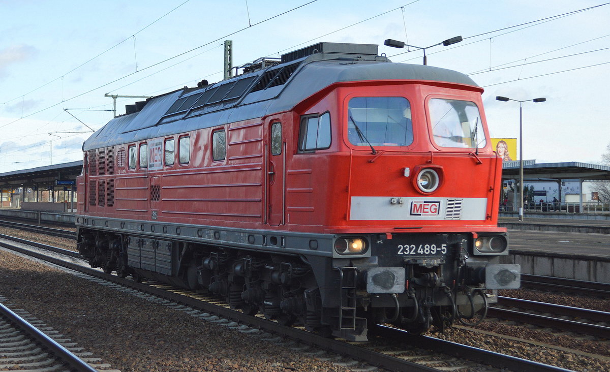 MEG - Mitteldeutsche Eisenbahn GmbH, Schkopau mit  232 489-5/315  (NVR: 92 80 1232 489-5 D-MEG ) am 28.01.20 Durchfahrt Bf. Flughafen Berlin Schönefeld auf dem Weg die 145 058-3 mit Zementstaubzug (leer) nach Rüdersdorf zu bringen. 