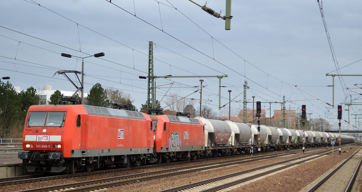MEG - Mitteldeutsche Eisenbahn GmbH, Schkopau [D] mit  145 068-3  [NVR-Nummer: 91 80 6145 068-3 D-DB]  mit  145 017-0   [NVR-Nummer: 91 80 6145 017-0 D-DB] und Zemenzstaubzug (leer) am Haken am 11.02.20 Bf. Flughafen Berlin Schönefeld.
