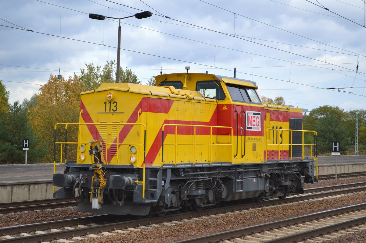MEG - Mitteldeutsche Eisenbahn GmbH, Schkopau  mit der Diesellok  113  [NVR-Nummer: 98 80 3298 088-6 D-MEG] am 27.10.20 Bf. Flughafen BER Terminal 5. Das Fahrgeräusch bei der Durchfahrt schien auf einen Schaden zu schließen, möglicherweise auf dem Weg zur Reparatur?  
