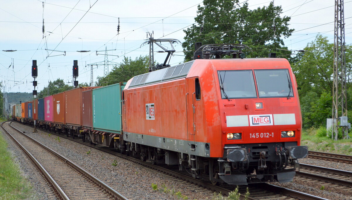 MEG - Mitteldeutsche Eisenbahn GmbH, Schkopau [D] mit  145 012-1   [NVR-Nummer: 91 80 6145 012-1 D-DB] und Containerzug am 28.07.21 Durchfahrt Bf. Saarmund.