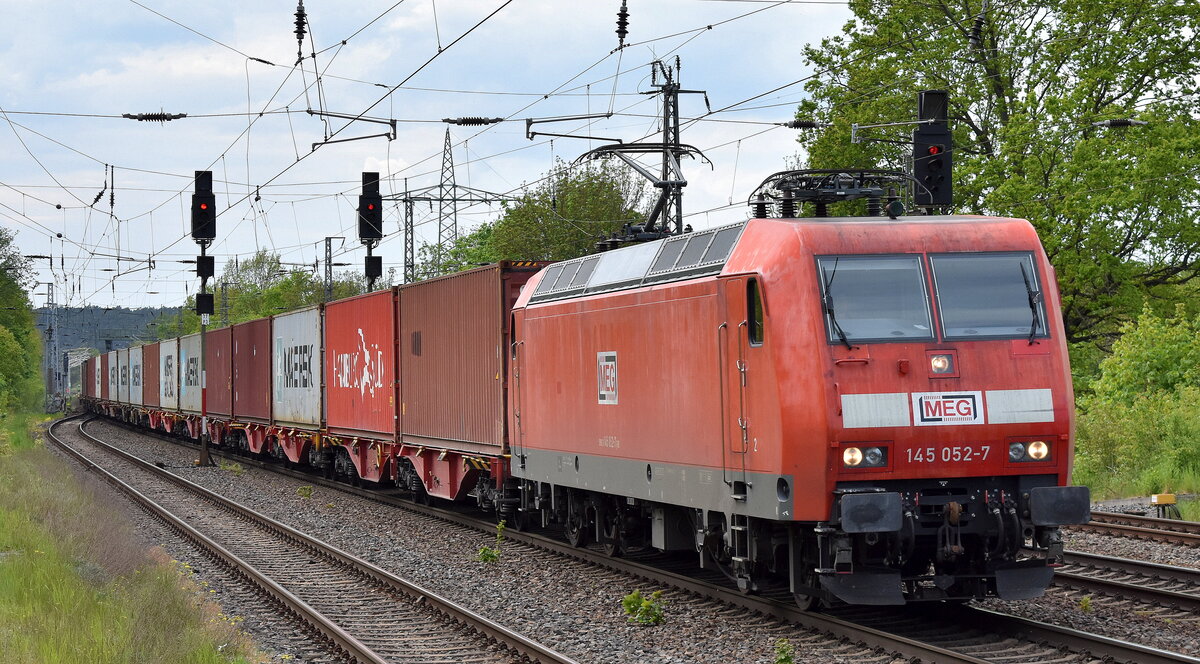 MEG - Mitteldeutsche Eisenbahn GmbH, Schkopau [D] mit der  145 052-7  [NVR-Nummer: 91 80 6145 052-7 D-DB] und einem Containerzug am 10.05.23 Durchfahrt Bahnhof Saarmund.