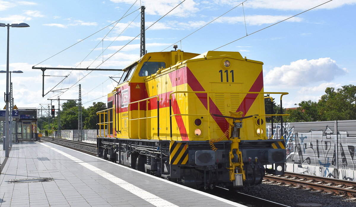MEG - Mitteldeutsche Eisenbahn GmbH, Schkopau mit ihrer V 100 Lok  111  [NVR-Nummer: 98 80 3298 102-5 D-MEG] am 20.07.23 Bahnhof Leipzig Mockauer Straße.