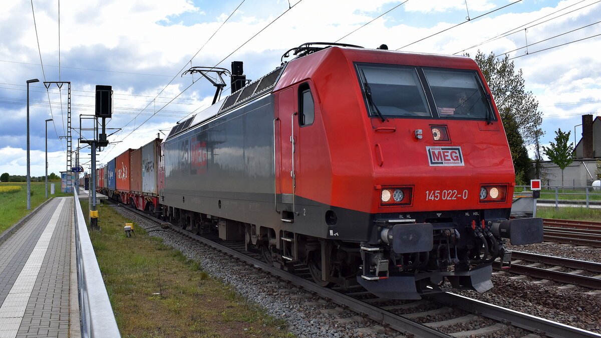 MEG - Mitteldeutsche Eisenbahn GmbH, Schkopau [D] mit der  145 022-0   [NVR-Nummer: 91 80 6145 022-0 D-DB] und einem Containerzug am 18.04.24 Höhe Bahnhof Rodleben.