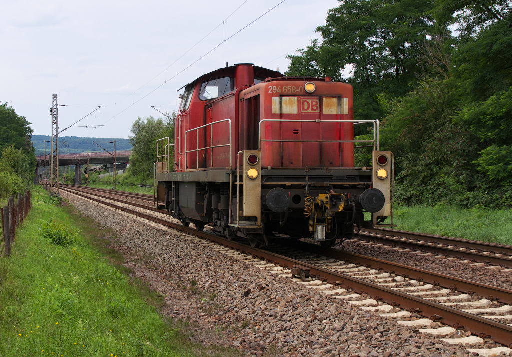 Mega Combi - 294 658-0 hatte den Mega Combi Containerzug nach Merzig gebracht und kehrte nun als Leerfahrt nach Dillingen zurück. Bahnstrecke 3230 Saarbrücken - Karthaus 06.08.2014.