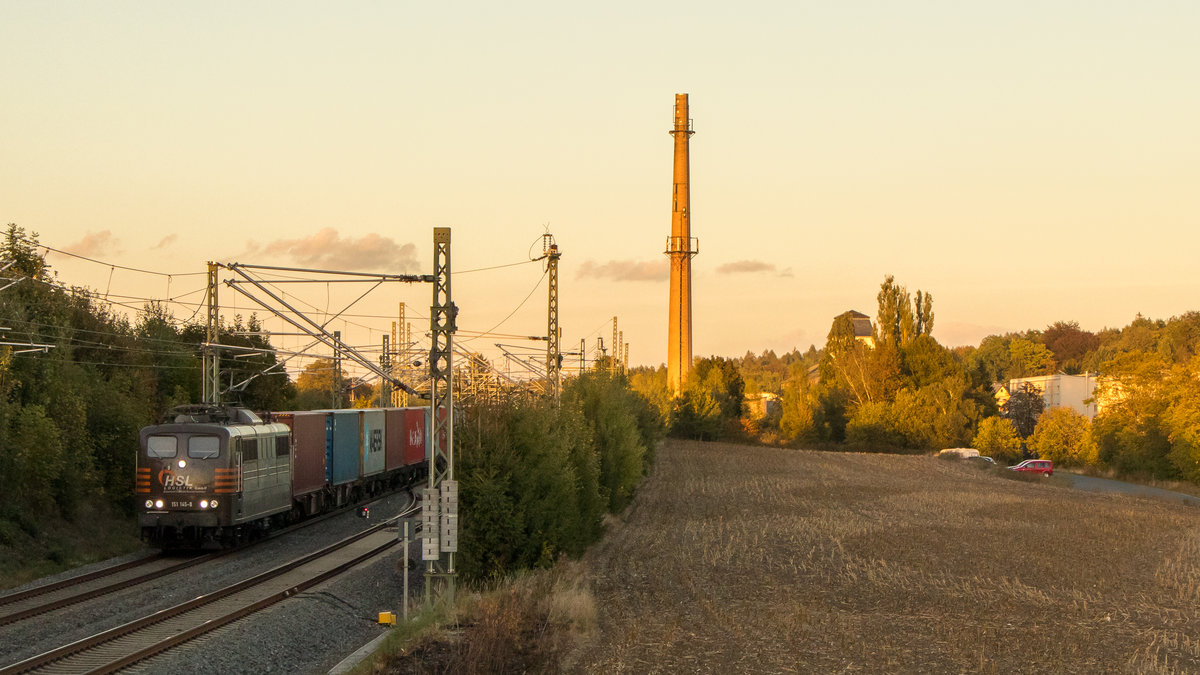 Mehltheuer am 25. September 2018. Die HSL 151 145-0 ist abends mit einem Containerzug gen Hof Hbf unterwegs. 