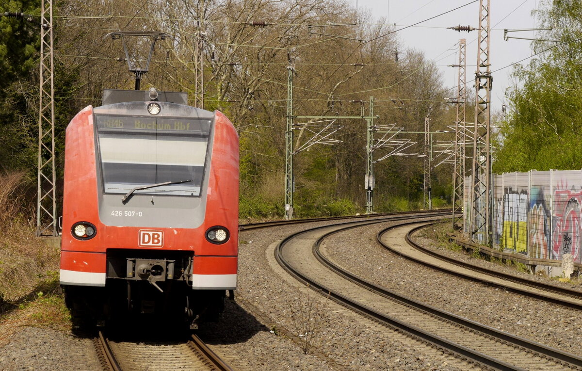 Mehr als zwei ziemlich ramponierte 426er war dem neuen Betreiber DB-Regio die von Abellio geerbte RB 46 offenbar nicht wert. 426 007, noch mit saarländischem Taufnahmen und Gebrauchtzug-Aufkleber bei der Einfahrt in Bochum-Hamme am 12.4.22.