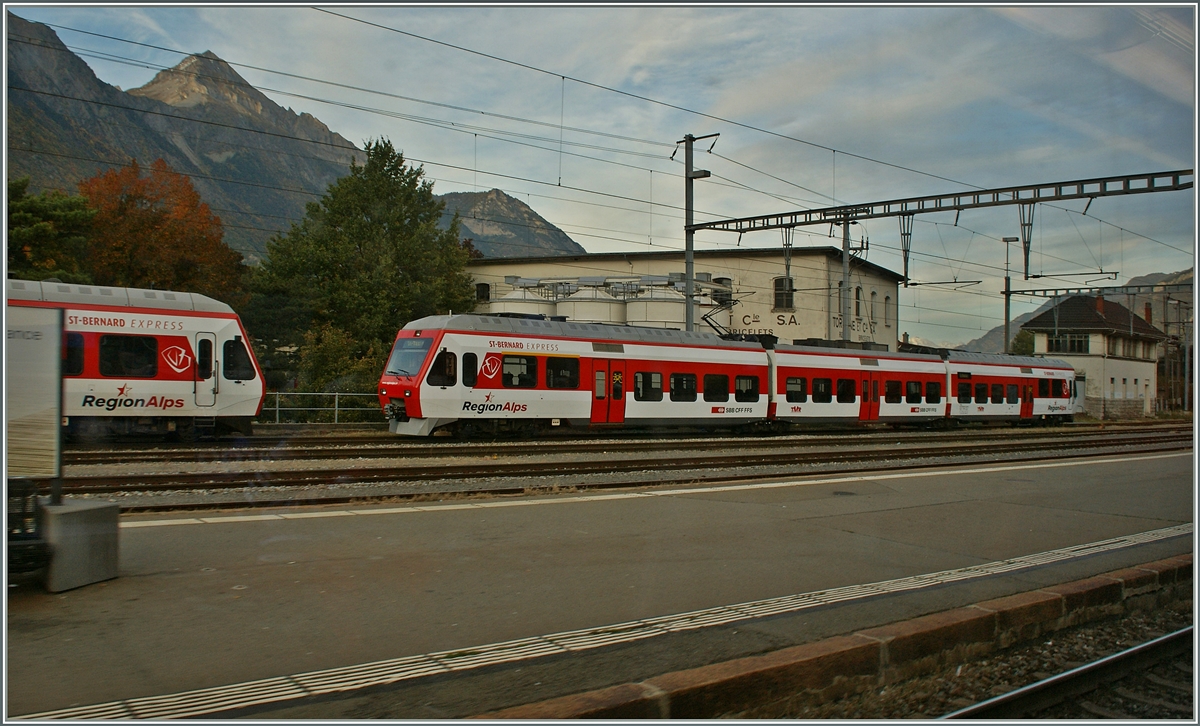 Mehr eine Frage als ein Bild: gibt es jetzt schon zwei TMR Ninas in der neuen Lackierung?
(Hinweis: Das Bild wurde durch das Zugs-Fenster gemacht.) 
Martigny, den 21. Okt. 2013