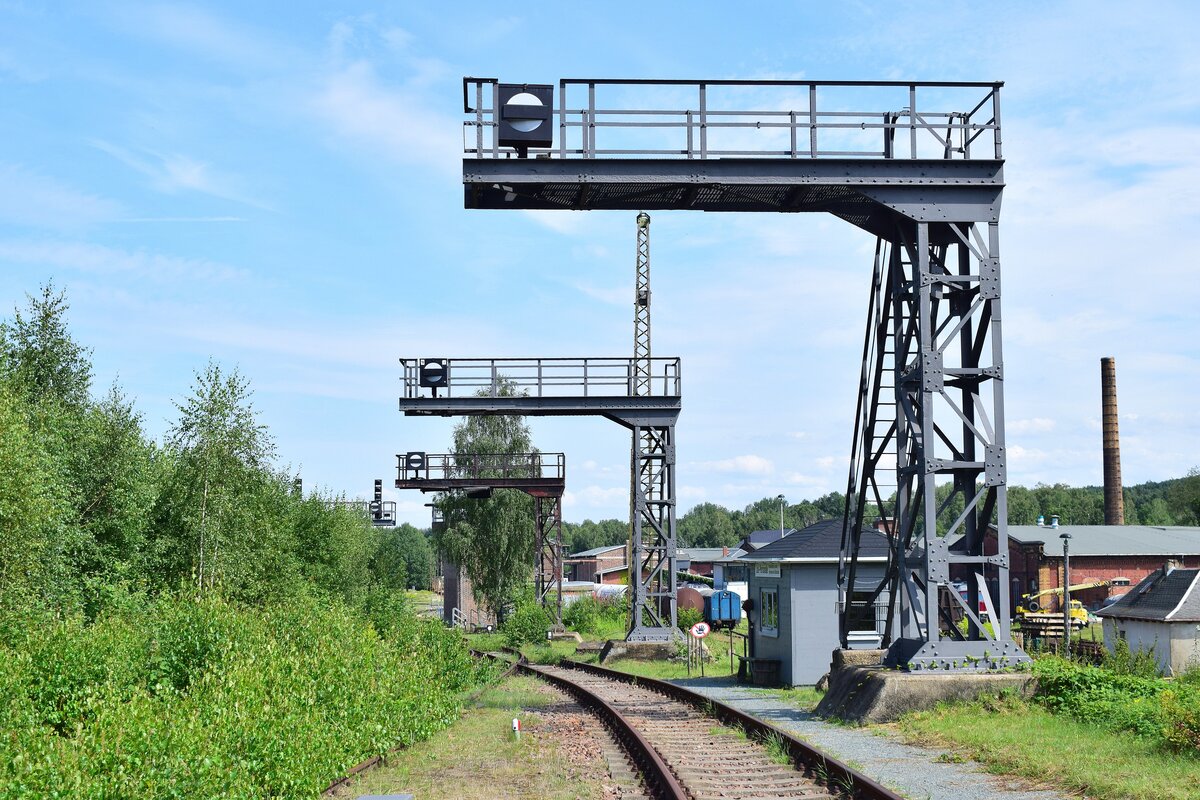 Mehr Signalbrücken auf so kurzem Abstand findet man sonst wohl nirgends. Blick auf die Sperrsignale in Chemnitz Hilbersdorf.

Chemnitz 12.08.2021