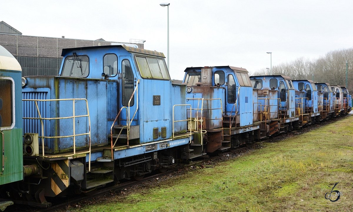 Mehrere abgestellte LHB 530 C der Verkehrsbetriebe Peine-Salzgitter im Industriegebiet von Hattingen. (Dezember 2016)