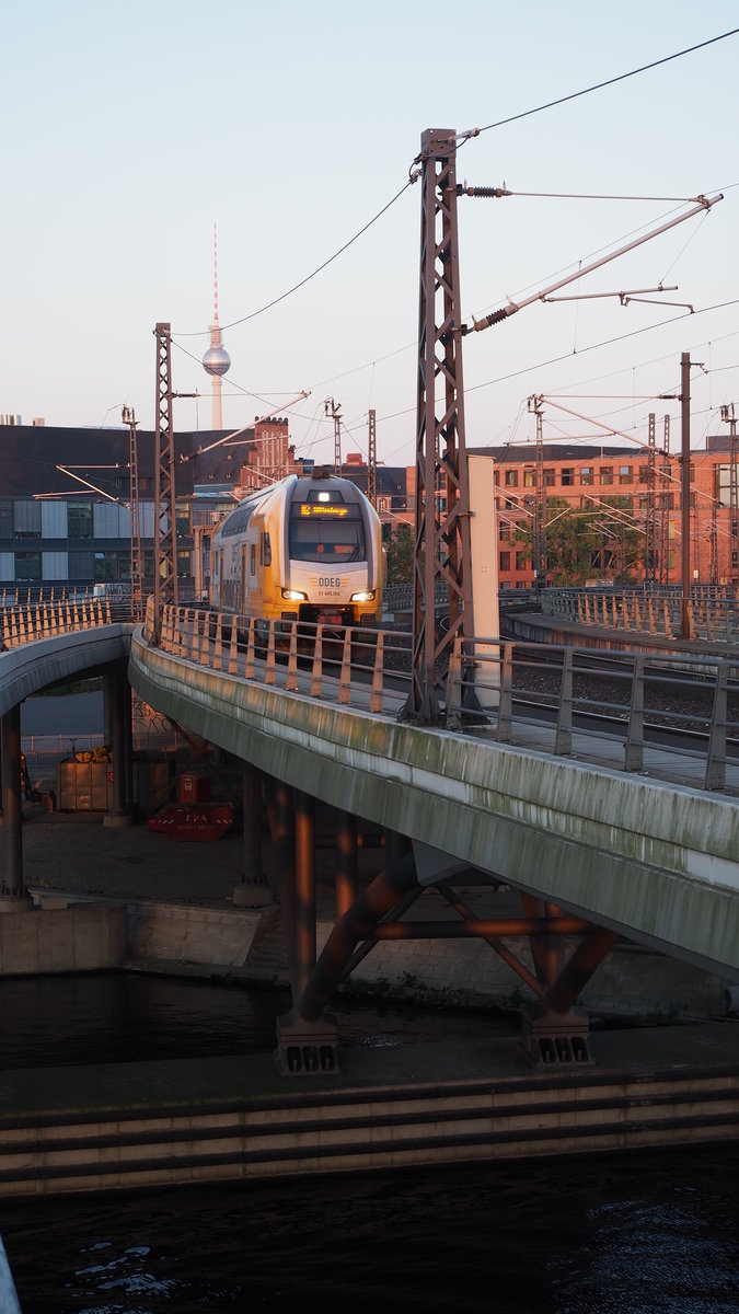 Mehrere Ebenen - im Bild wie auch im Zug.
Während 445 104 als RE2 nach Wittenberge in den Berliner Hbf einfährt, sieht man eine Ebene unter dem Zug die Spree und eine drüber den Fernsehturm im Hintergrund.

Berlin, der 13.05.2018