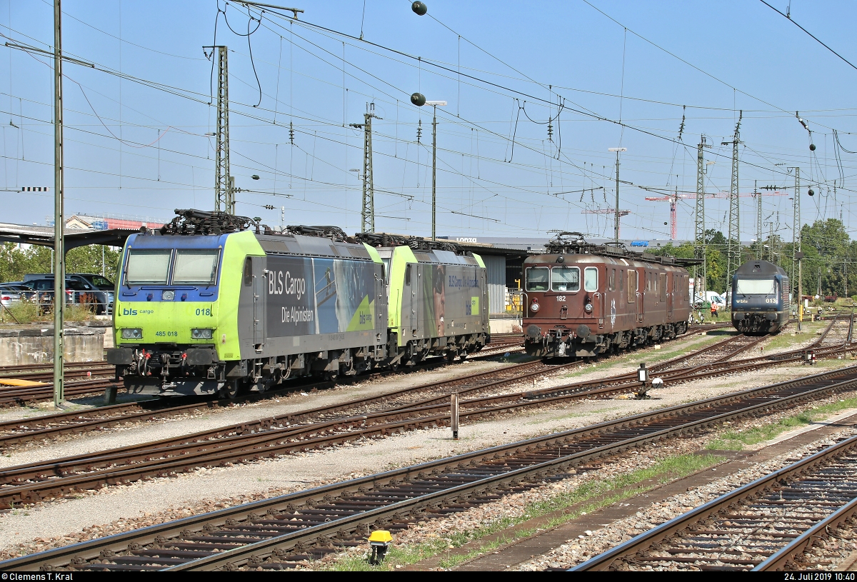 Mehrere Generationen der BLS-Familie auf einen Blick:
Re 485 018-6, Re 486 508-5, Re 4/4 182 (425 182)  Kandergrund  und zwei Schwesterloks sowie Re 465 013-1  Stockhorn  der BLS Cargo AG (BLSC) sind im Bahnhof Basel Bad Bf (CH) abgestellt.
[24.7.2019 | 10:40 Uhr]