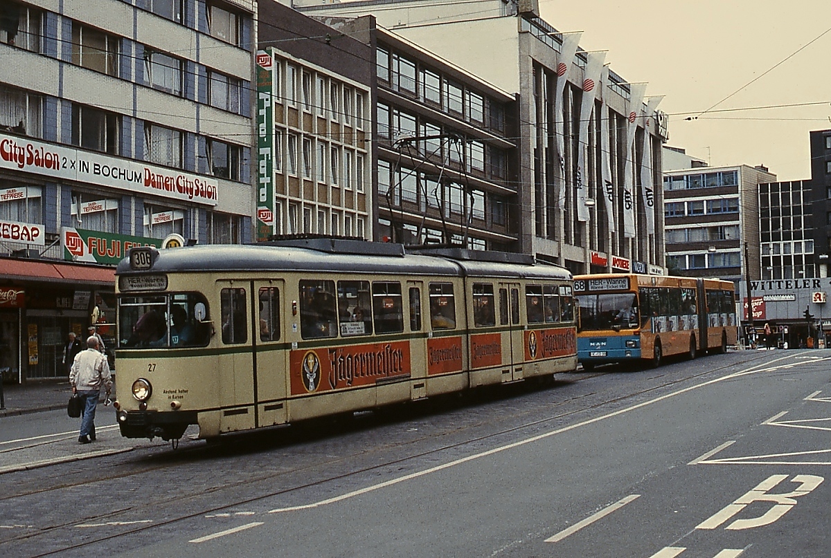 Mehrere Wege führen von Bochum nach Wanne-Eickel: Vorne der Bogestra-GT6ZR 27, dahinter ein Gelenkbus an der Haltestelle Hans-Böckler-Straße um 1990