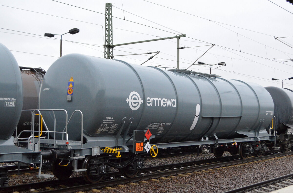 Mehrere wie neu aussehende Kesselwagen vom Einsteller ERMEWA SA im Bild der Wagen mit der Nr. 33 TEN 87 F-ERSA 7829 335-1 Zans (GE) in dem Fall lt. UN-Nr. 33/1203 für Benzin in einem Kesselwagenzug am 08.02.22 Bf. Flughafen BER - Terminal 5.