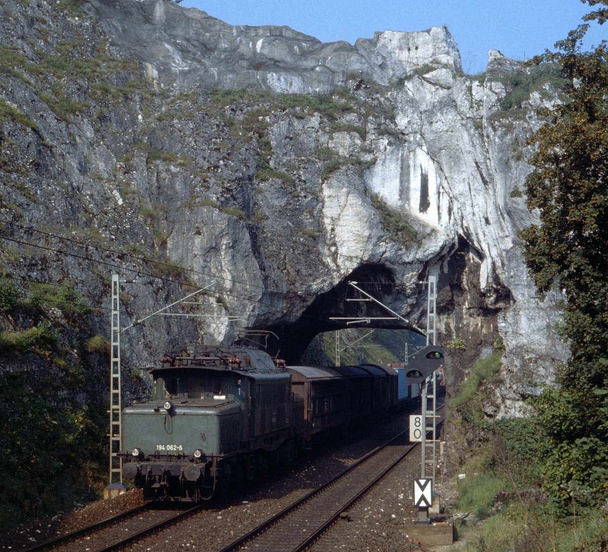 Mehrfach war es mir die Kraxelei aus dem Naabtal herauf Wert, um das heute nicht mehr existierende Felsentor bei Etterzhausen mit verschiedenen Baureihen zu  verewigen , so im September 1983 mit 194 062.