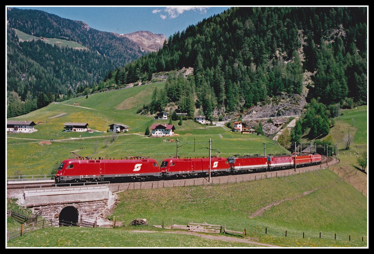 Mehrfachlokzüge sind am Brenner keine Seltenheit. Am 15.05.2002 fuhr ein Sechsfachlokzug mit 2x Taurus und 4x 1144 bei St.Jodok Richtung Innsbruck.