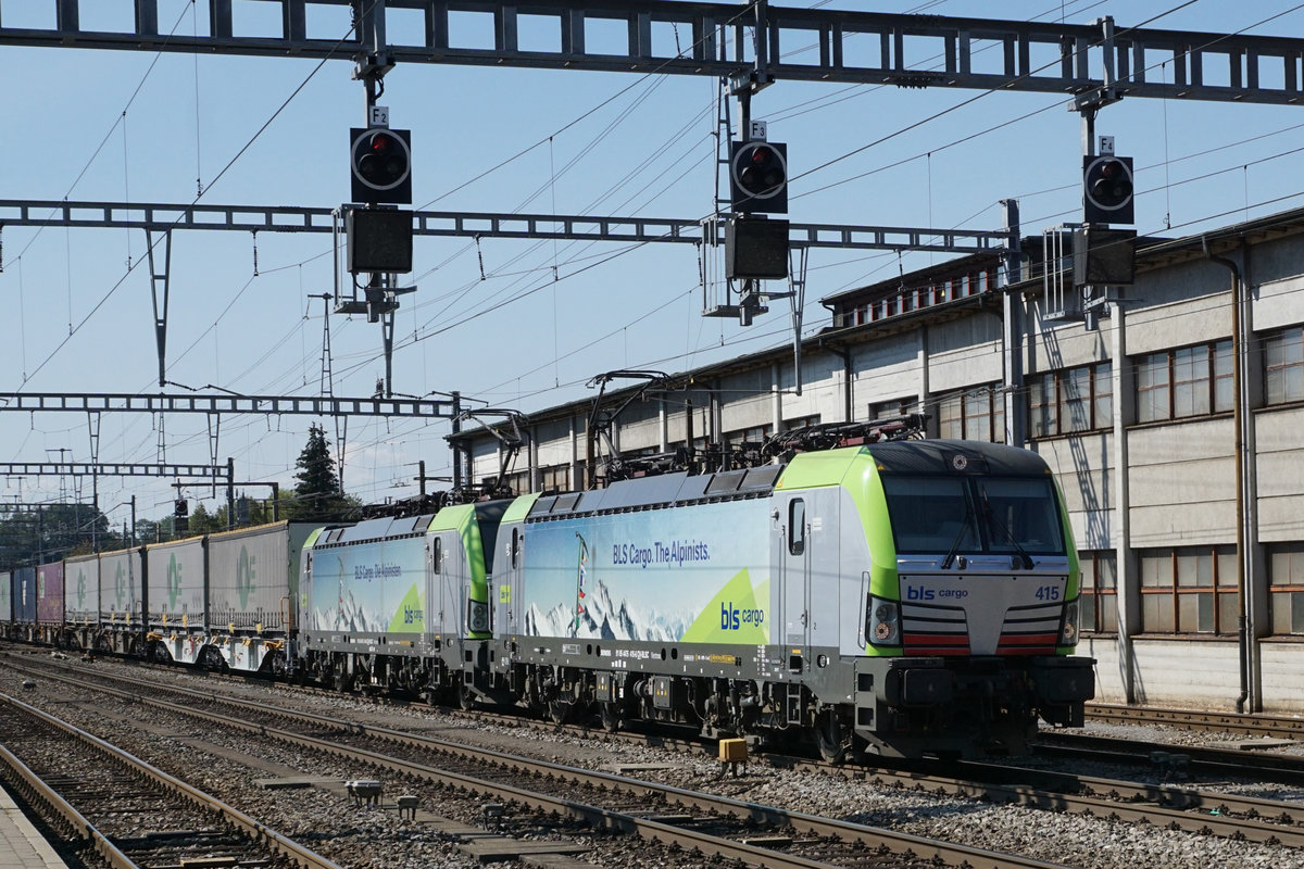 MEHRFACHTRAKTIONSFÄHIGE VECTRONS IM DIENSTE VON SBB CARGO INTERNATIONAL, BLS CARGO INTERNATIONAL UND WIDMER RAIL SERVICES AG/WRS.
BLS Doppeltraktion anlässlich der Bahnhofsdurchfahrt Burgdorf am 12. September 2020.
An der Spitze dieses Zuges eingereiht ist die 193 415.
Foto: Walter Ruetsch