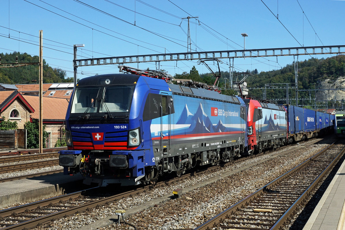 MEHRFACHTRAKTIONSFÄHIGE VECTRONS IM DIENSTE VON SBB CARGO INTERNATIONAL, BLS CARGO INTERNATIONAL UND WIDMER RAIL SERVICES AG/WRS.
Doppeltraktion von SBB Cargo International mit der blauen 193 524 an der Zugsspitze auf der Fahrt in den Süden in Burgdorf am 12. September 2020.
So wirtschaftlich und fotogen diese Lokomotiven auch sind, zu meinem Bedauern haben sie leider die Re 10/10 zu schnell verdrängt.
Foto: Walter Ruetsch 