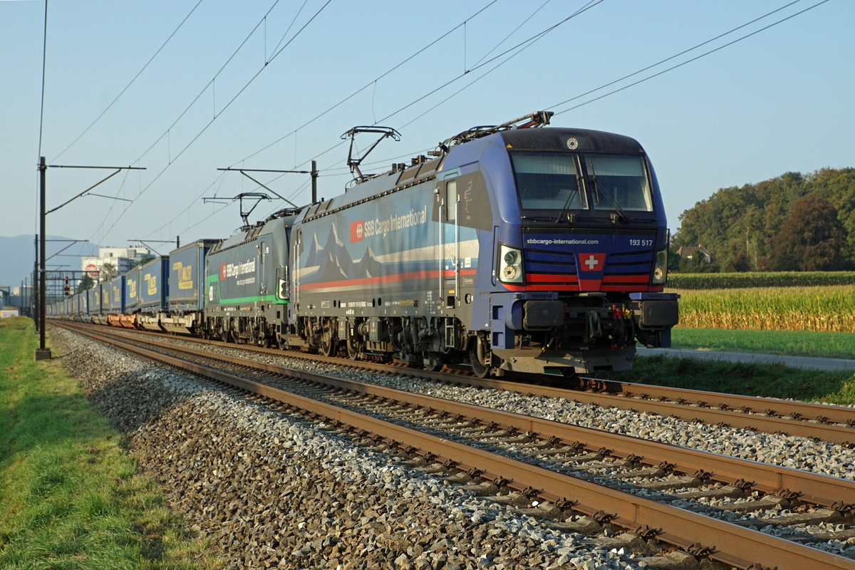 MEHRFACHTRAKTIONSFÄHIGE VECTRONS IM DIENSTE VON SBB CARGO INTERNATIONAL.
Gemischte Doppeltraktion von SBB Cargo International mit der blauen 193 517 an der Zugsspitze auf der Fahrt in den Süden bei Bollodingen am 18. September 2020.
Foto: Walter Ruetsch 