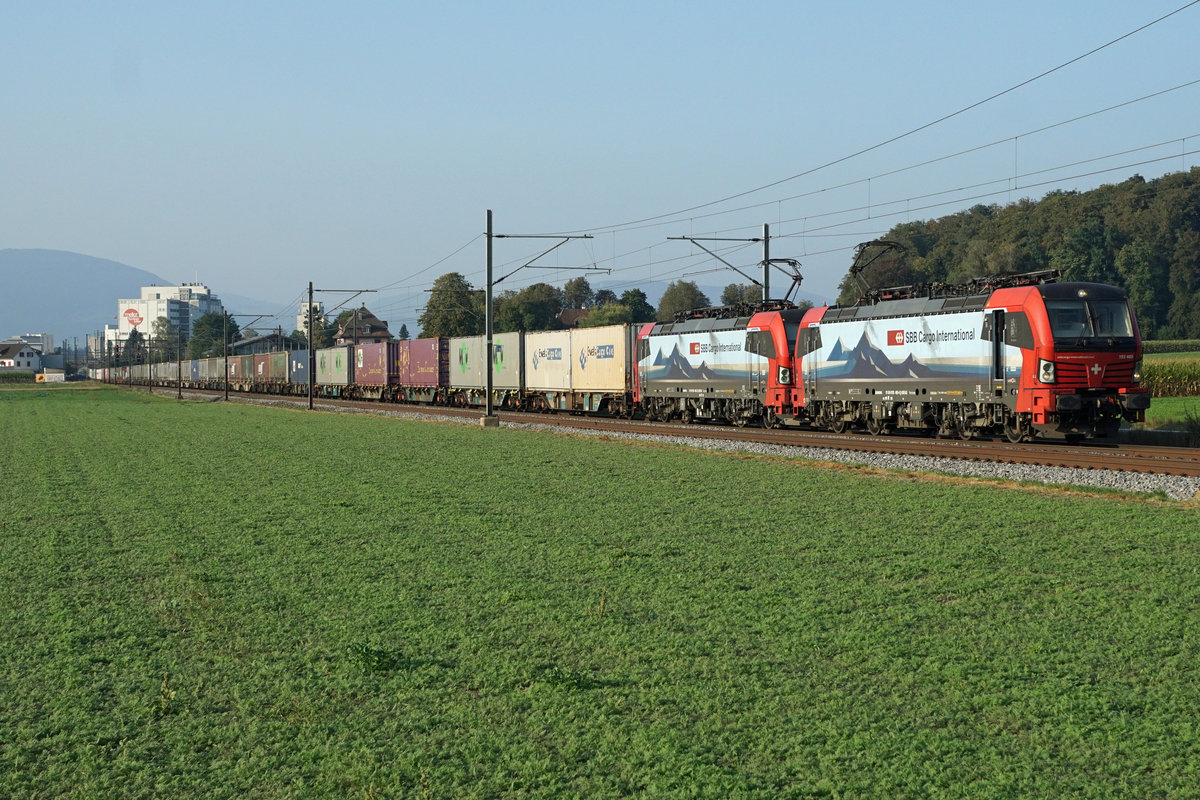 MEHRFACHTRAKTIONSFÄHIGE VECTRONS IM DIENSTE VON SBB CARGO INTERNATIONAL.
Rote Doppeltraktion von SBB Cargo International mit der 193 469 an der Zugsspitze auf der Fahrt in den Süden bei Bollodingen am 18. September 2020.
Foto: Walter Ruetsch 