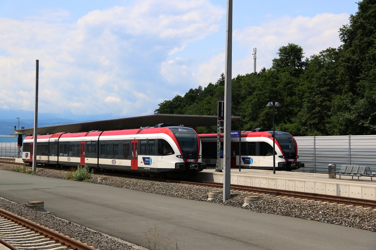 Mehrmals täglich treffen sich 3 Züge der Linien S6und S61 am Bahnhof Wettmanstätten. Hier im Bild um 11:25 am gestrigen 9.07.2015.