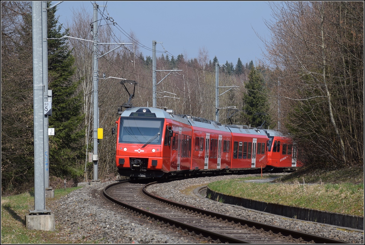 Mehrsystemtriebzug mit verschiebbarem Stromabnehmer Be 552 515 und dahinter Be 556 516 der SZU erreichen Uitikon-Waldegg. Er kann nach der Stromsystemumstellung weiterfahren. März 2022. 