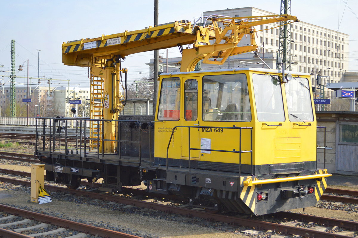 Mehrzweck-Gleisarbeitsfahrzeug MZA 649 (97 86 06 509 10-4) einer privaten Firma am 02.04.19 Dresden Hbf. abgestellt.