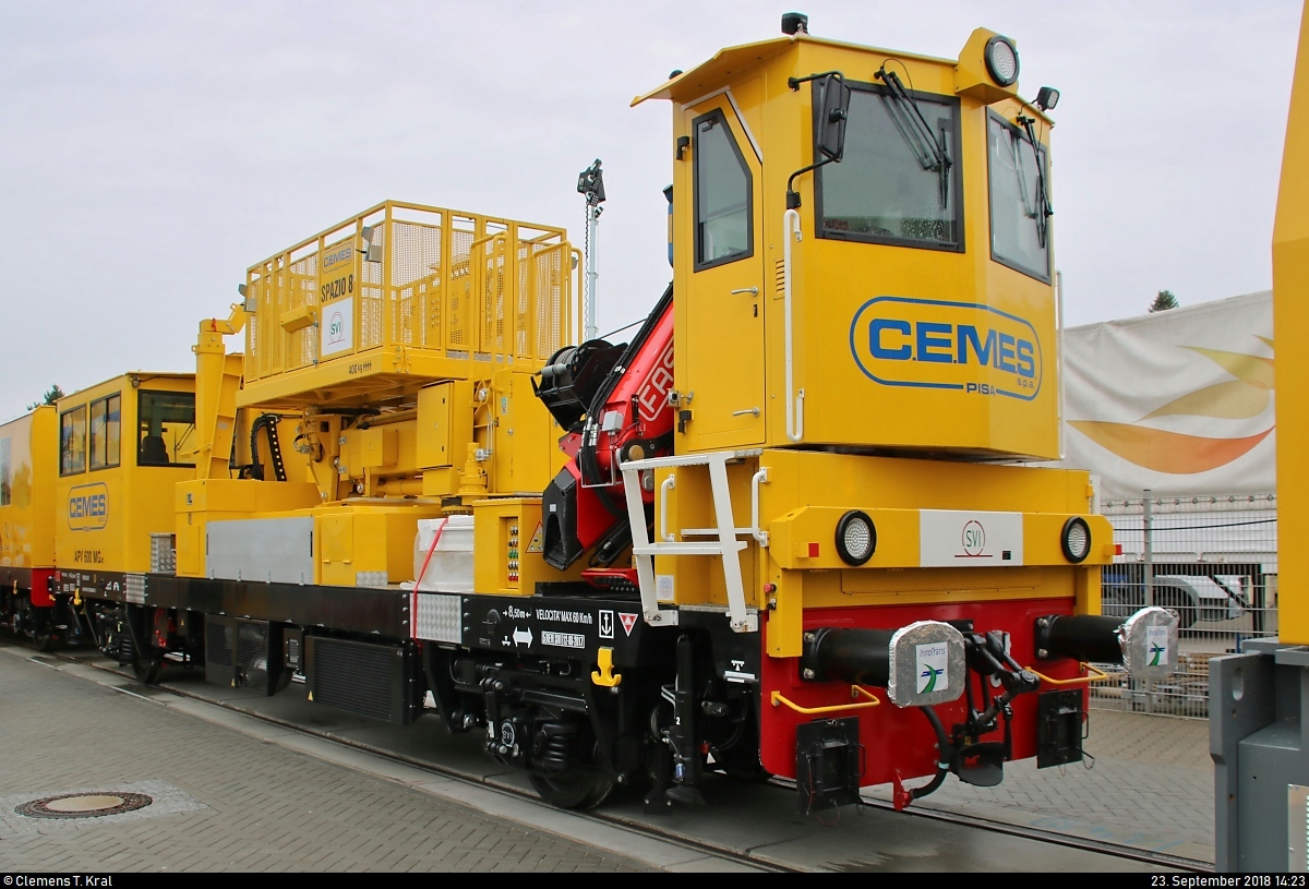 Mehrzweck-Oberleitungsfahrzeug APV 600 MGF Spazio 8 der Cemes S.p.A., hergestellt von SVI S.p.A., steht auf dem Gleis- und Freigelände der Messe Berlin anlässlich des  Tags des Eisenbahners  im Rahmen der Publikumstage zur InnoTrans 2018.
Weitere Informationen zum Fahrzeug:
https://www.virtualmarket.innotrans.de/de/APV-600-MGF-Spazio-8,dct5-713
[23.9.2018 | 14:23 Uhr]