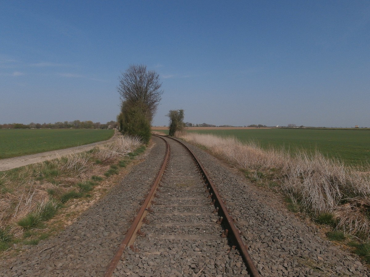 Mein 100. Bild in BB ist: Der Blick in einen Gleisbogen in Richtung Hauptstrecke und Pulheim vom Anschlussgleis.
29.03.2014
