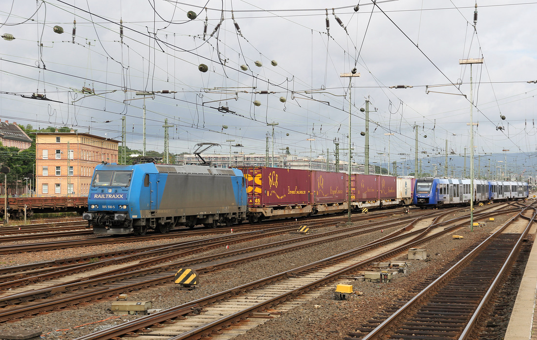 Mein 1000. Foto auf Bahnbilder zeigt einen im Mainzer Hauptbahnhof fotografierten Güterzug.
Der mit Railtraxx 185 510 bespannte Containerzug wurde am 28. Juli 2017 aufgenommen.
