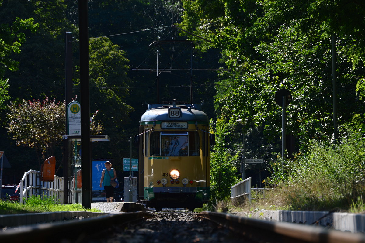 Mein 2000. Bild auf Bahnbilder zeigt den Düwag Tw 43 der Schöneicher Straßenbahn am S-Bahnhof Friedrichshagen bei Berlin. Foto wirde von einem Bahnübergang aus gemacht.

Friedrichshagen 31.07.2017