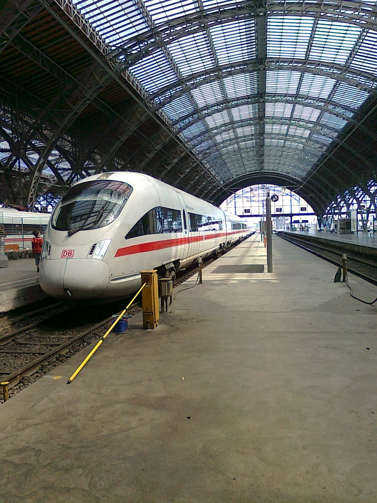 Mein 500. Bahnbild!!

Ein ICE steht hier am 2.Juni 2011 im Leipziger Hbf. 
Aufgenommen mit meinem Handy.