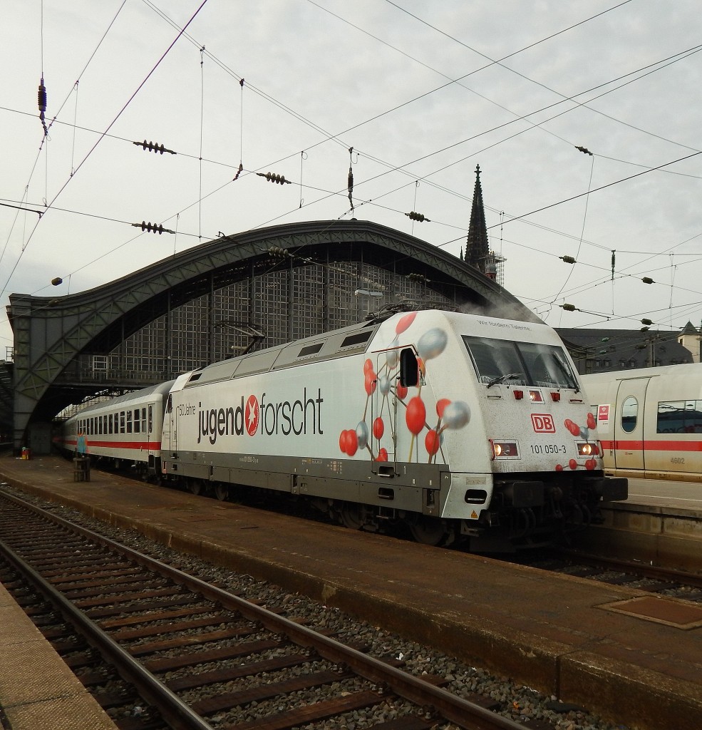 Mein 600. Bild zeigt die 101 050-3  50 Jahre Jugend forscht  im Kölner Hbf mit dem IC 2003. Bei der Ausfahrt wird noch kurz für klare Sicht gesorgt bevor es weiter in Richtung Koblenz ging.

Köln 12.05.2015