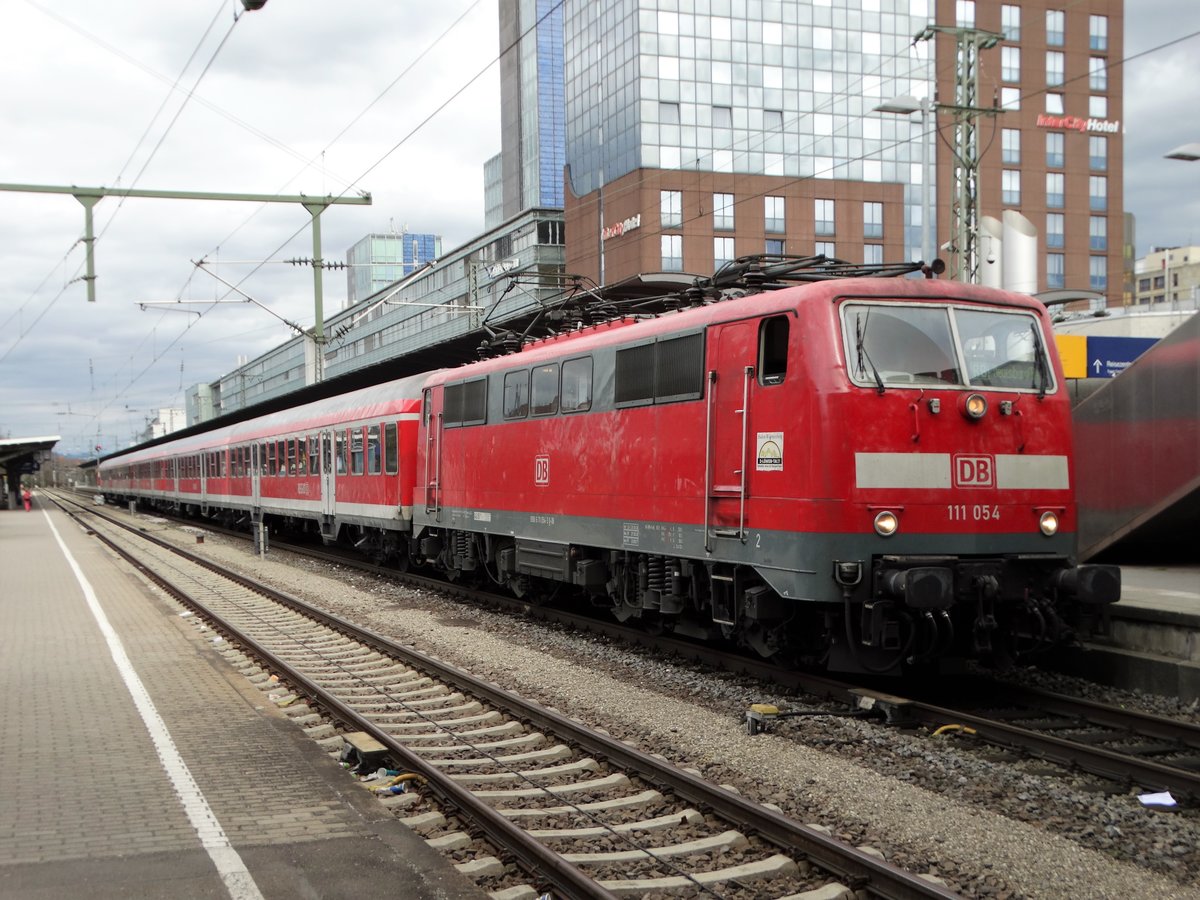 Mein 6000. Bild ist eine DB Regio 111 054 mit RB am 20.03.17 in Freiburg (Breisgau) Hbf