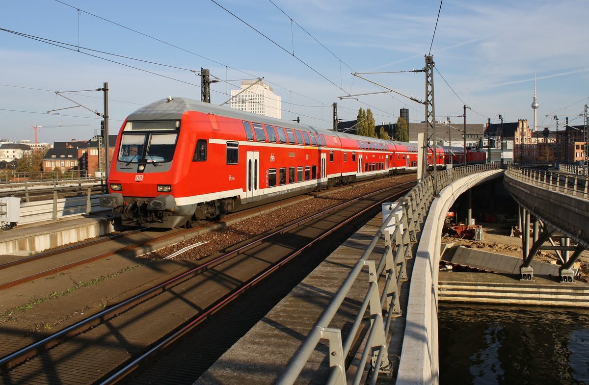 Mein 8000. Bild zeigt ein für Berlin/Brandenburg völlig untypisches Fahrzeug. Anfang des Jahres wurden 3 DABpbzfa 762.0 aus München nach Berlin Lichtenberg umbeheimatet. Seitdem sind die Fahrzeuge regelmäßig auf den RegionalBahn-Linien 10 & 14 von Nauen nach Berlin Südkreuz und Berlin Schönefeld Flughafen anzutreffen. An diesem 31.10.2019 ist es D-DB 50 80 80-35 362-8 der die RB18620 von Berlin Schönefeld Flughafen nach Nauen bei der Einfahrt in den Berliner Hauptbahnhof anführt. Geschoben wurde diese Leitung von der erst seit wenigen Tagen in Berlin Lichtenberg aus Kiel umbeheimateten 112 178-9.