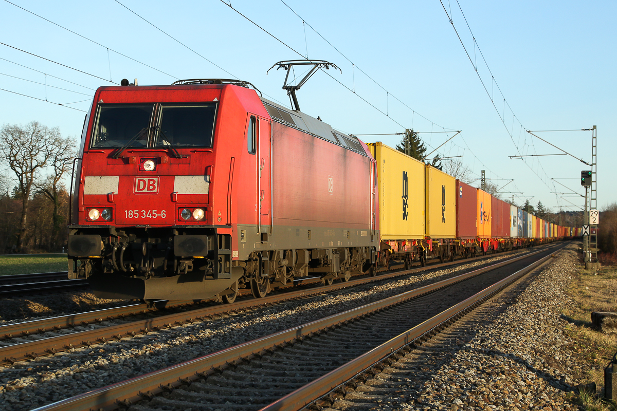 Mein allerletztes Bild im Jahr 2023. Schön bunter Containerzug mit DB 185 345 leer Richtung Hamburg. Zorneding 30.12.2023.