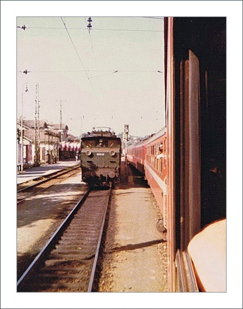 Mein Beitrag zum Abschied der traditionellen Wagen-Lok Komposition Zürich - München:
Knipse- Bilder aus alten Zeiten. 
Am 27. Juli 1980 verlässt ein Schnellzug von Zürich nach München den Bahnhof von Bregenz.

Die damals verwendete  Knipse Kamera  mit dem 110-Film war natürlich nicht dazu konstruiert worden, das eingefangene Licht vierzig Jahre später bei BB.de zu zeigen.  

27. Juli 1980