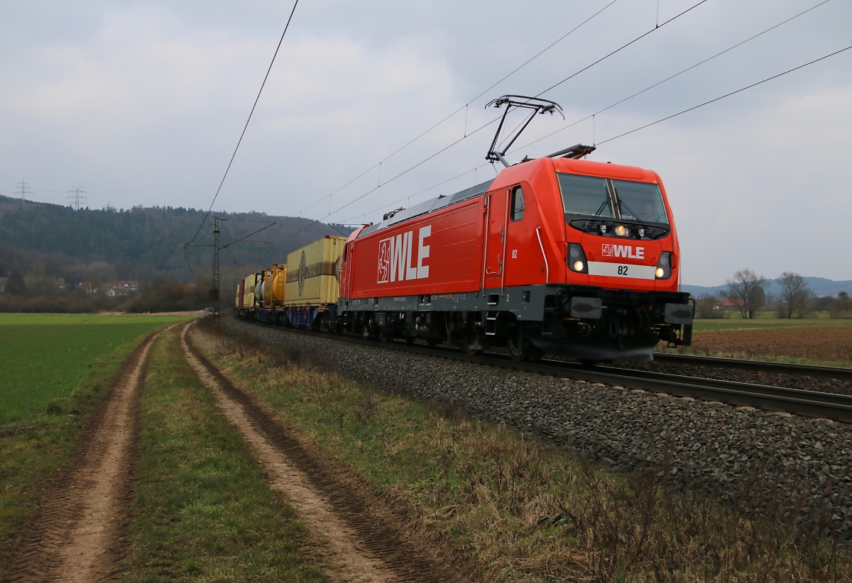 Mein Bild Nr. 5000 zeigt die neueste Lok der WLE in Form der 187 010 (WLE 82) die schon seit ein paar Tagen sporadisch die Warsteiner Containerzüge bespannte. Am 11.03.2016 ging sie mit zwischen Mecklar und Ludwigsau-Friedlos in Fahrtrichtung Süden ins Netz.

Zu diesem kleinen, runden Jubiläum bedanke ich mich abermals bei allen, die sich meine Bilder anschauen und kommentieren und hoffe, wir werden noch weiterhin viel Spaß hier mit der Seite haben und noch zahlreiche schöne Bilder zu sehen bekommen. Alles Gute, Jens.