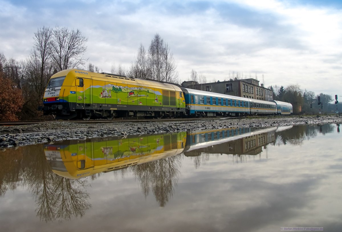 Mein bisheriges Highlight aus der Spiegelpfützenserie: Trotz dunklen Wetters konnte dieses ansehnliche Bild von  Bodo , der Werbelok am Alex in Oberkotzau gemacht werden. Bild vom 26.01.2018