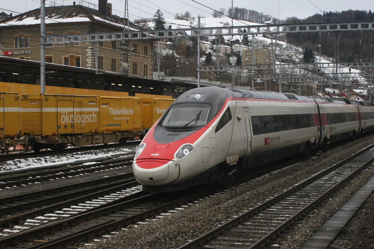 Mein erster Astoro auf dem fahrplanmässigen Einsatz! Leider ist mir die Betriebsnummer unbekannt geblieben. Hier fährt der RABe 503 *** auf dem Weg nach München Hbf im Bahnhof St. Gallen HB ein.
St. Gallen St. Leonhard, 13.12.2020