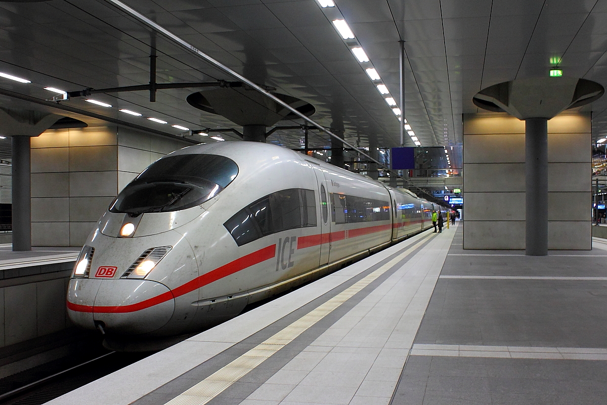 Mein erster ICE 3 in Berlin Hauptbahnhof.
Der Tz 330 „Göttingen“ und der Tz 328 „Aachen“ als ICE 846/856 von Berlin Gesundbrunnen nach Düsseldorf/Bonn am 26.10.2016.

