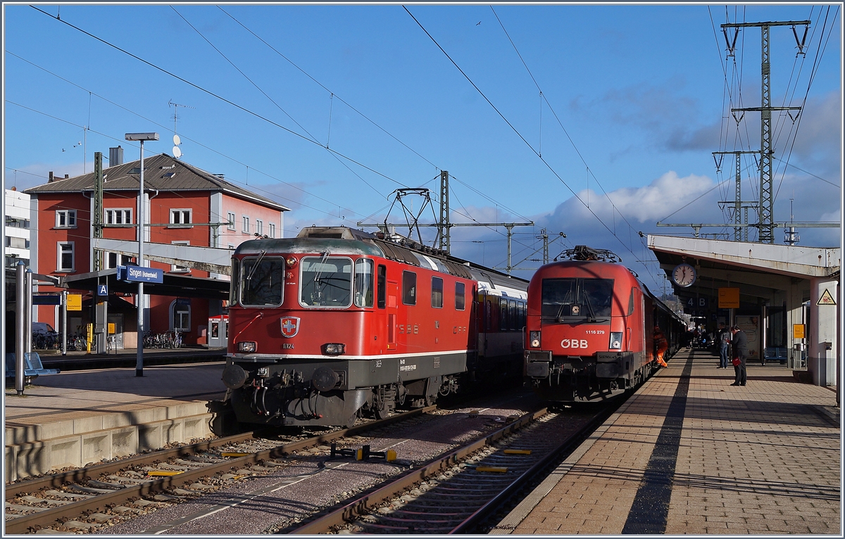 Mein erstes Bild im neuen Jahr ist auch gleich ein internationales: Während die SBB Re 4/4 II 11124 mit einem SBB IC 4 von Singen nach Zürich ihren Startbahnhof verlässt, übernimmt die ÖBB 1116 279 den IC 4 (Zugnummer 280) von Zürich kommend zur Weiterfahrt nach Stuttgart.
2. Jan. 2018 