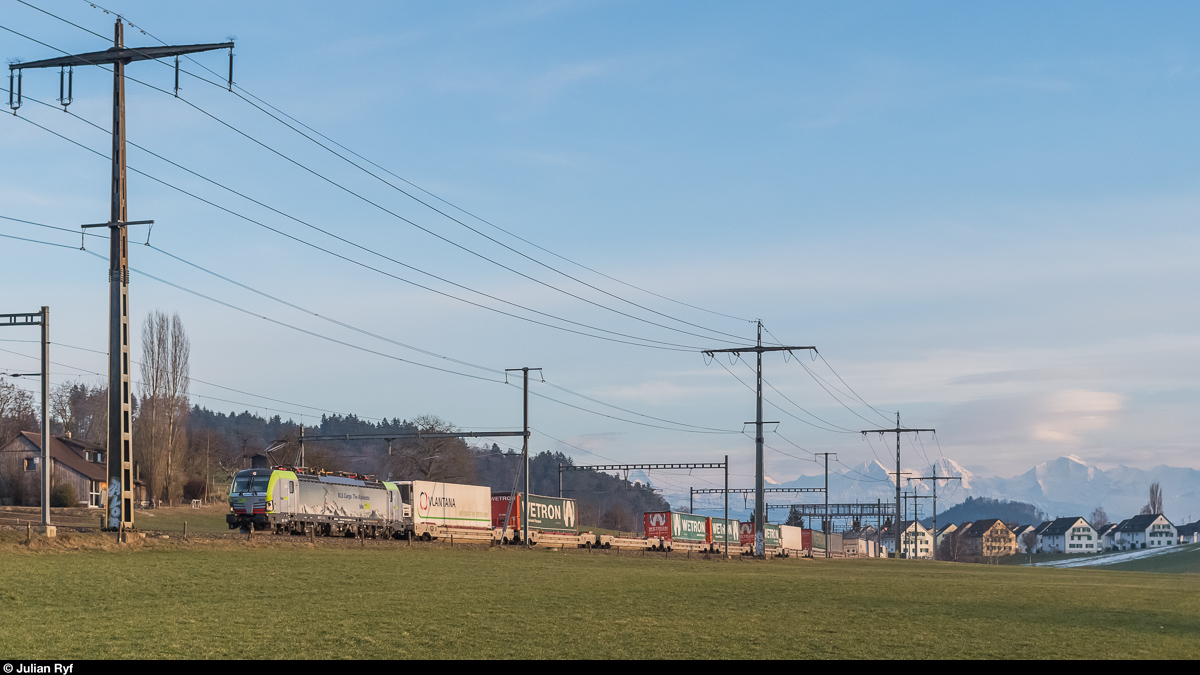 Mein erstes Einsatzbild der BLS-Vectron: Re 475 404 mit dem CargoBeamer UKV-Zug am Abend des 11. Februar 2017 bei Ostermundigen.