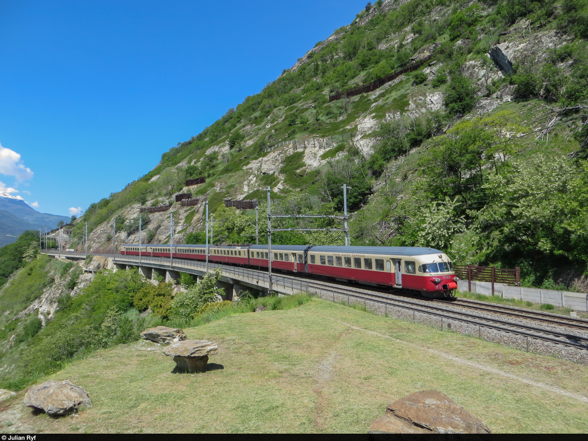 Mein erstes (und lange einziges) Bild auf bahnbilder.de (hochgeladen am 06.06.13) - nachbearbeitet und in etwas höherer Auflösung. 
Der SBB Historic RAe TEE II war am 6. Juni 2013 auf einer Fahrt für Pensionäre der SBB unterwegs. Das Bild entstand etwa 15 Gehminuten von der Station Lalden entfernt an einer bekannten Fotostelle.