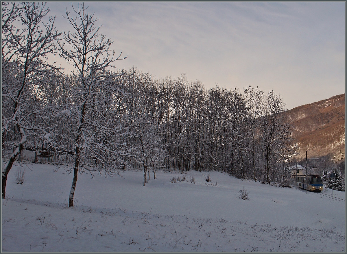 Mein erstes Winterbild diesr Saisopn mit echtem Schnee stammt aus dem Valle Vigezzo und zeigt dein Treno Panoramico D 47 P der SSIF Ferrovia Vigezzina bei der Durchfahrt in Gagnone Orcesco auf dem Weg von Domodossola nach Locarno.
8. Jan. 2016