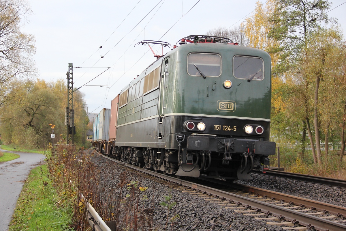 Mein kleines Juhubiläum: SRI 151 124-5 mit Containerzug in Fahrtrichtung Norden. Aufgenommen am 06.11.2013 in Wehretal-Reichensachsen und eingereicht als 4000. Bild.