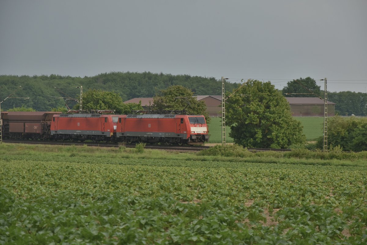 Mein letzter Schuß(Tele) auf einen Zug auf der Kbs 485 gilt der 189 072 mit einer Schwesterlok und einem leeren Erzbombers am Samstag den 18.5.2019 nach dem ich den Tag um halbacht Uhr morgens begonnen hatte im Nebel. Die Aufnahme entstand um elf Minuten nach neunzehn Uhr am Abend.