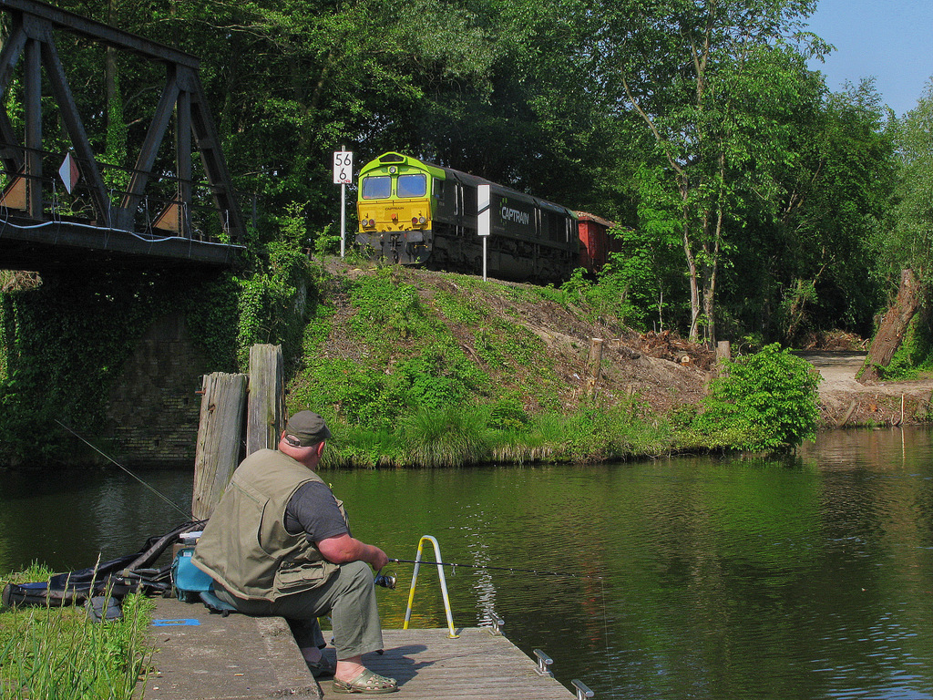 Mein letztes Bild ... Welches ich hier uploade ... Welches von meiner kleinen Canon-Knipse kommt. Mit diesem Bild möchte ich meine Canon verabschieden und euch von nun an mit Bildern meiner neuen Kamera versorgen. Aufgenommen am 10.05.2010 also vor fast 4 Jahren zeigt es eine Captrain Class 66 (266 118) vor einem Holzabfallzug zur Spannplattenfabrik Beeskow. Aufgrund von Bauarbeiten verkehrte dieser Zug über Königs Wusterhausen - Storkow nach Beeskow und befuhr dabei eine sonst nicht im Güterverkehr benutzte Strecke. Dabei passierte er auch die alte Dahme Brücke am Königs Wusterhausener Hafen, an der es sich ein Angler gemütlich gemacht hatte. Viele Grüße an den Kollegen! (Bild ist mit seiner Zustimmung entstanden.)