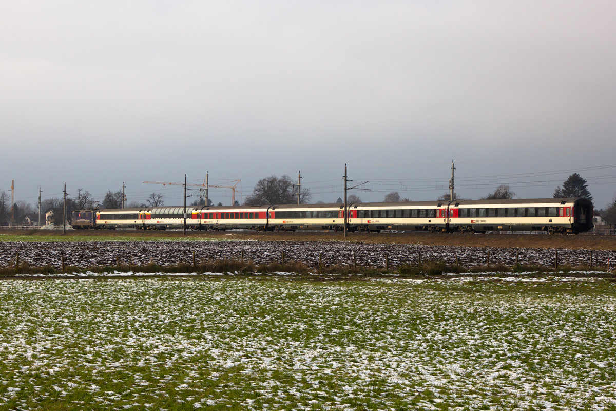 Mein letztes Bild auf österreichischem Boden von einem Lokbespannten EuroCity mit Schweizer Wagen. 421 371-6 zieht dem EC EuroCity 194 zwischen Lauterach und Hard. 11.12.20