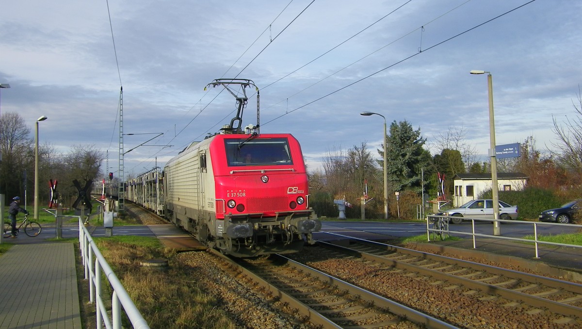 mein letztes Foto in 2013...Prima E 37 508 von CB-Rail duchfährt mit einem Zug leerer Autotransportwaggons den Bahnübergang in Dresden-Stetzsch Richtung Dresden-Friedrichstadt (21.12.2013) Mit diesem Foto wünschen ich allen Bahnbilder Usern ein wunderschönes Weihnachten und einen Guten Rutsch ins Jahr 2014 !!! :-)